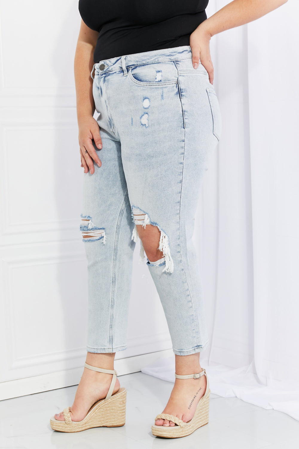 Stand Out Full Distressed Cropped Jeans